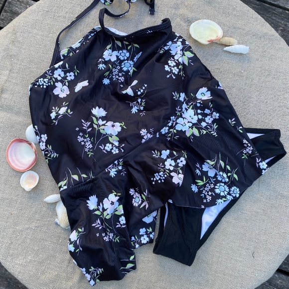 Sweet Floral print Halter Tankini with Peplum Black Bottoms - Picture 5 of 16